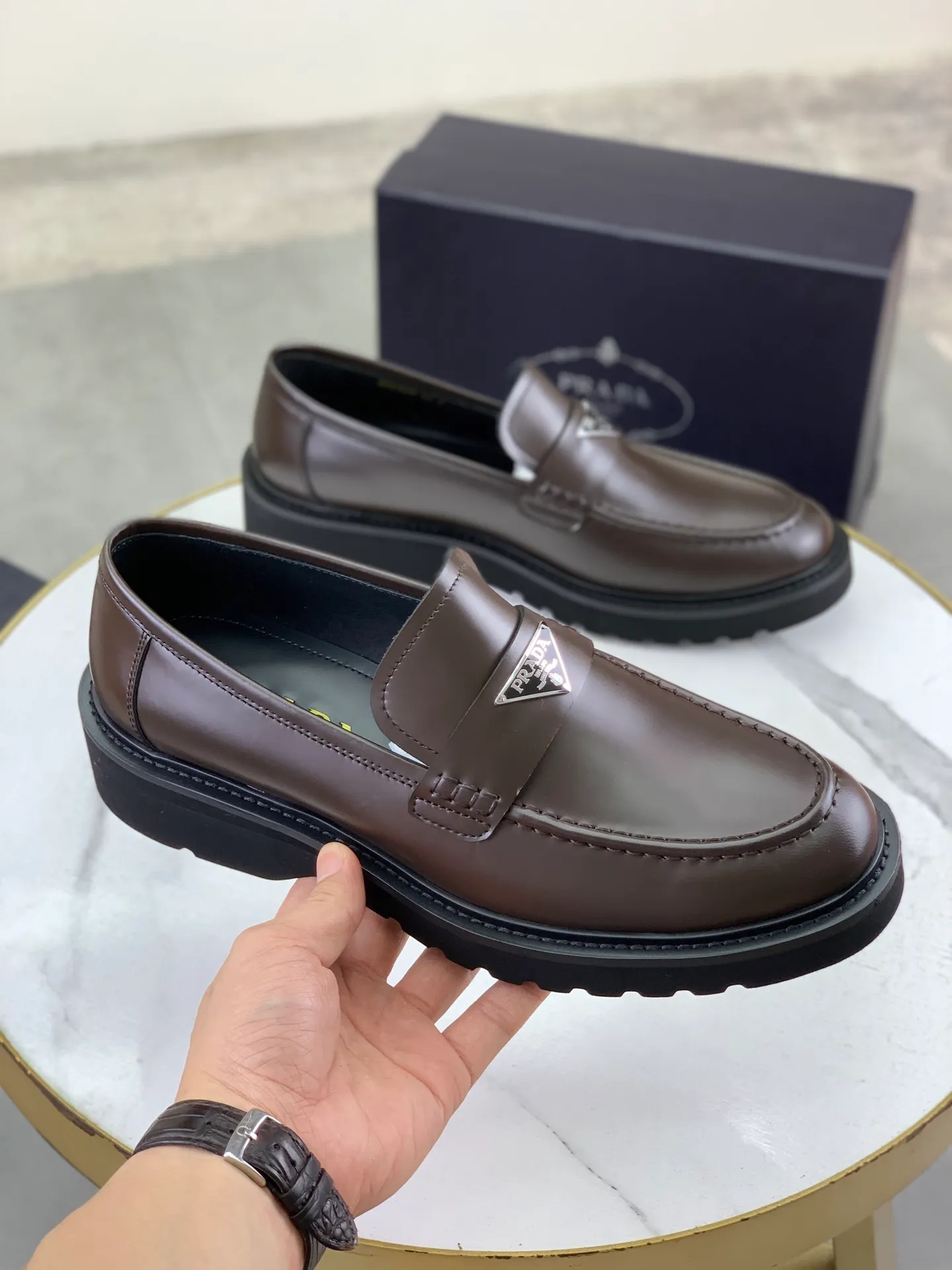 Factory price P880💰Original quality, top version🔱 ＰＲＡＤＡPrada. Men’s business casual leather shoes, top quality products. 1:1 shipment⬆️Luxurious and noble👞All imported original color-brushed edge beads, just to create a more comfortable wearing experience. Upper: Original comfortable open-edge bead rubbed color calfskin➕Top imported water-dyed full cow lining, original high-end lightweight and comfortable TPU foam combination bottom✔️Code number: 39-44 (38 45) 46 47 can be customized)